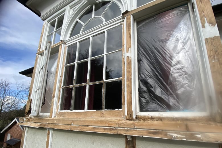 Square bay wooden windows repair & paint spraying | before