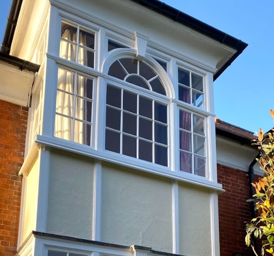 An upper-floor bay with an arched centre sash and fanlight between two narrow sashes